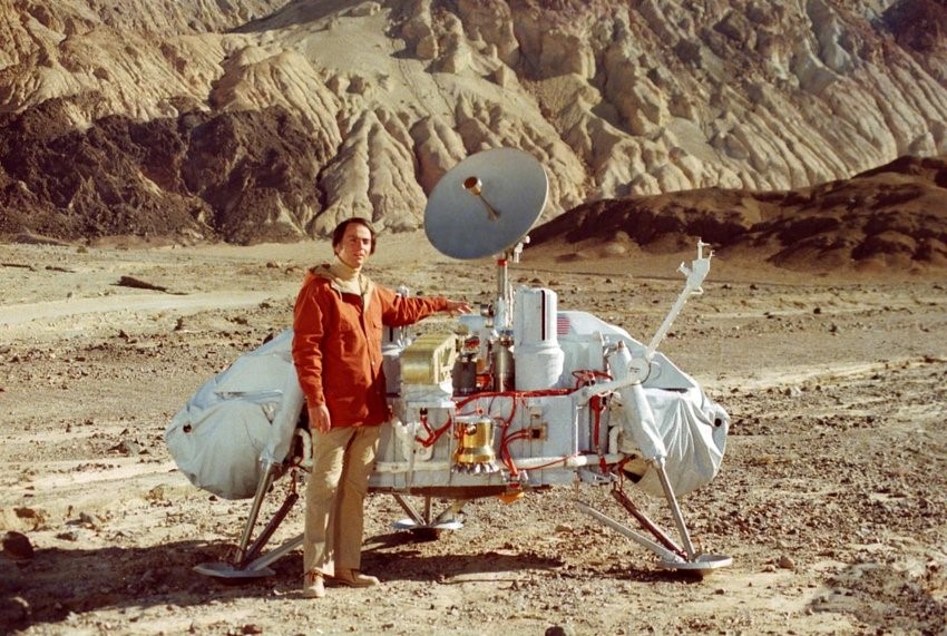 კარლ სეიგანი, ვიკინგის კოსმოსური ხომალდის მოდელთან ერთად პოზირებს, კალიფორნიაში, სიკვდილის ველზე